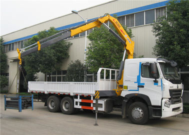 Porcellana Il camion di Sinotruk HOWO A7 6x4 ha montato la gru 25 tonnellate di gru diritta del braccio montata carico fornitore